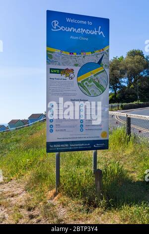 Bienvenue à Bournemouth signe avec des informations et des détails sur les byelaws de front de mer à Alum Chine, Bournemouth, Dorset UK en mai Banque D'Images