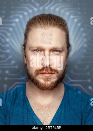 Homme avec code QR sur le front sur le fond de la puce fluorescente, vue avant portrait Banque D'Images