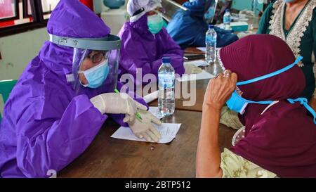 Flou sélectif foyer et bruit image travailleurs de la santé lors de la réalisation d'un test rapide Covid 19 sur la communauté, Batang, Indonésie, 27 mai 2020 Banque D'Images