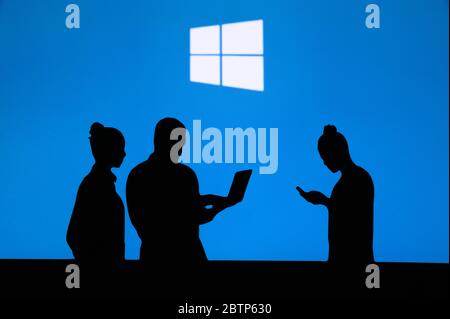 NEW YORK, ÉTATS-UNIS, 25. MAI 2020: Microsoft Windows système d'exploitation graphique Groupe de gens d'affaires chat sur téléphone mobile et ordinateur portable. Logo de la société sur sc Banque D'Images