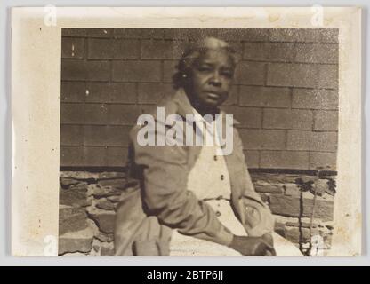 Imprimé photographique de femme non identifiée. Photographie en noir et blanc d'une femme non identifiée. La plupart des portraits ont été portés. Il y a une inscription en encre bleue sur le devant de la photo: [À Paula, / Love, Lynne]. Banque D'Images