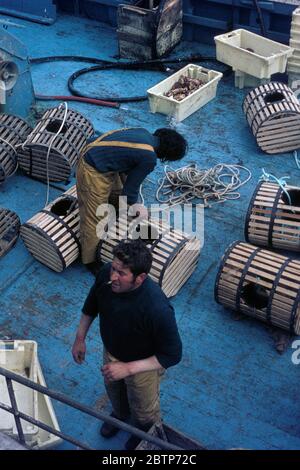 Pêcheurs français à bord d'un chalutier de pêche à Marseille en 1966 Banque D'Images