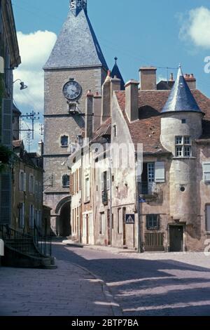 La tour de l'horloge et la place Saint-Lazare à Avallon, France photographiées en 1967 Banque D'Images