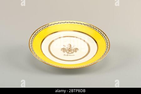 Plaque du service les patisseries. Recherche en progressDécoration en jaune, vert, rouge et marron, avec dorure. Fond plat: Légèrement cavaletto marly décoré avec des bandes concentriques de jaune et d'or, bordé de vigne en serpentin avec des baies. Banque D'Images