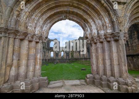 Les ruines antiques de l'abbaye de Fountains par une entrée voûtée, Studley Roger, Ripon, North Yorkshire, Angleterre, ROYAUME-UNI. Banque D'Images