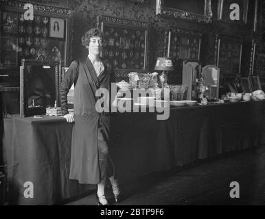 Maintenant Lady M Hawkins naviguant en Afrique du Sud pour être mariée Lady Margaret Scott , le duc de Buccleuch ' s fille , Qui navigue en Afrique du Sud pour épouser Lt COM Geoffrey Hawkins , Naval A D C au comte d'Athlone Lady Margaret Scott photographié dans la salle de dessin de la résidence de son père à Londres . Certains de ses cadeaux de mariage sont vus . 20 janvier 1926 Banque D'Images