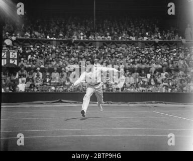 Tennis sur gazon à Wimbledon . Brugnon en jeu . 22 juin 1927 Banque D'Images