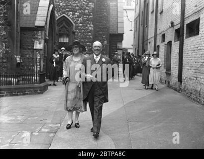 Vice-amiral comme époux . Le mariage a eu lieu lundi entre le Vice-amiral Sir Percy Grant et Mme Doughty à la place St Michaels Chester . Mariée et marié quittant . 12 juillet 1926 Banque D'Images