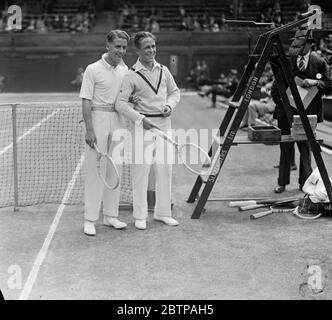 Championnats de tennis sur gazon de Wimbledon . H W Austin et W F Coen avant leur match sur le terrain central . 28 juin 1928 Banque D'Images