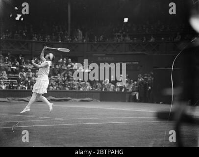 Championnats de tennis sur gazon de Wimbledon . Mlle Joan Ridley en jeu contre Mlle H Jacobs . 4 juillet 1929 Banque D'Images