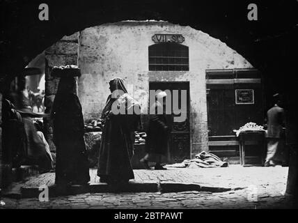 Vues sur Jérusalem . Via Dolorosa montrant la VIIe Gare de la Croix . 1er septembre 1929 Banque D'Images