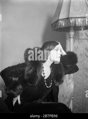 Pola Negri à Londres . Pola Negri , la célèbre star du film à Grosvenor Hotel . 23 janvier 1931 Banque D'Images