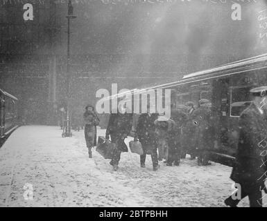 L'hiver arrive . La scène hivernale à la gare de Waterloo, alors que le train de bateau part pour Southampton mercredi. 10 février 1932 Banque D'Images