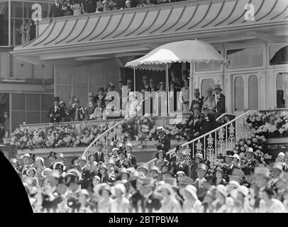 Ascot royale . Le Roi et la Reine , le duc de Connaught , le prince Arthur de Connaught et la princesse royale regardant la course . Au bas des marches se trouve le Prince de Galles . 15 juin 1932 Banque D'Images