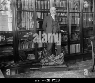 Déposé du ciel . Dr L J Spencer gardien du département de minéralogie avec la météorite de 299 lbs . 12 août 1930 Banque D'Images