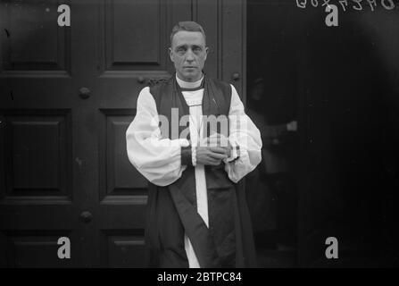 Nouvel évêque consacré . La consécration du Rev Ronald Owen Hall , en tant qu'évêque de Victoria , Hong Kong , a eu lieu vendredi à St Paul's Cathedal . Le Rev Ronald Owen Hall après la cérémonie . 28 octobre 1932 Banque D'Images