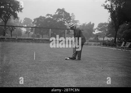 Ranelagh ouvre le tournoi de croquet . Lord Tollmache en jeu pendant le tournoi de croquet ouvert qui a commencé à Ranelagh . 13 juin 1932 Banque D'Images