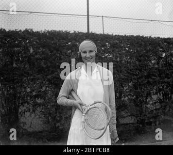 Espoir de tennis britannique . Une nouvelle photo de Miss Dorothy Round , la joueuse de tous les courts des Midlands , qui , à la suite de sa forme fine dans les procès de Wimbledon , semble destinée à une place dans l'équipe de tennis de la coupe Wightman en Angleterre . 9 avril 1930 Banque D'Images