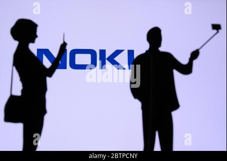 NEW YORK, ÉTATS-UNIS, 25. MAI 2020: Nokia une société finlandaise de télécommunications, de technologie et d'électronique Homme et femme prenant une photo sur mobile homme utiliser se Banque D'Images