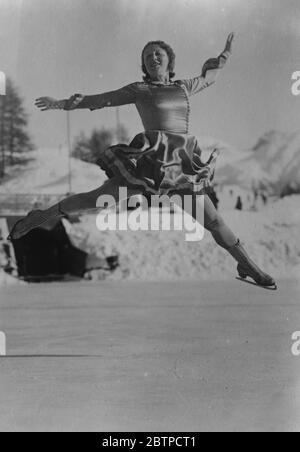 Un régal pour Londres . Mlle Fritzi Burger , le célèbre patineur , qui était à la deuxième place dans l' Olympique , le champion du monde et le champion européen , en pratique sur la patinoire de St Moritz . 19 janvier 1933 Banque D'Images