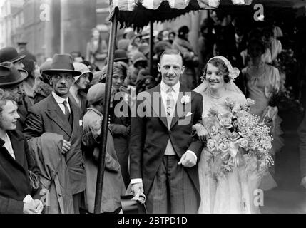 Bien connu cricketer Weds . Le mariage entre M. R W V Robins et Mlle Kathleen Knight à l'église All Souls , Langham place . La mariée et le marié . 23 avril 1931 Banque D'Images