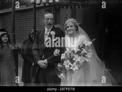 Mariage de l'officier militaire . Le mariage du capitaine Reginald Bruce , MC , et de Mlle Gertrude Eyre , à St Marc , Cadogan Gardens . 22 avril 1933 Banque D'Images