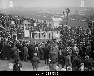 Le Derby à Epsom . Le gagnant étant conduit dans l'enceinte de la déselle après la course . 4 juin 1930 Banque D'Images