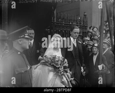 Lady Helen Primrose mariée . Lady Helen Primrose , fille du comte de Rosebery , a été mariée à M. Hugh Adeane Smith à St Marc , rue North Audley . Mariée et marié . 26 juin 1933 Banque D'Images