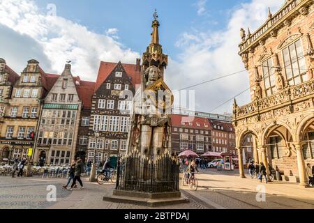 Brême, Allemagne. Le Roland de Brême, une statue de Roland (un chef militaire franque sous Charlemagne) érigée en 1404. La place du marché (Markt) Banque D'Images
