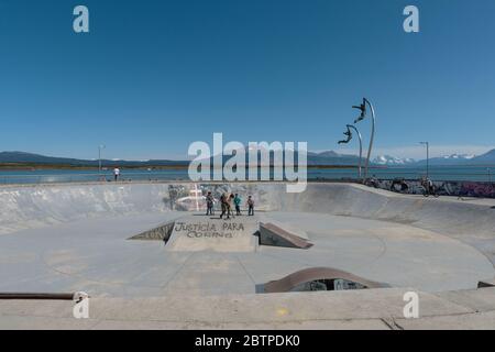 parc de skate et monument au vent dans la ville de Puerto Natales, Patagonie, Chili Banque D'Images
