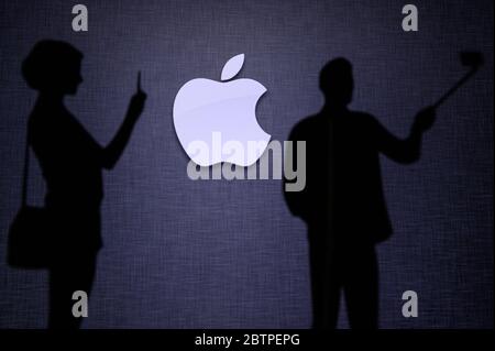 NEW YORK, ÉTATS-UNIS, 25. MAI 2020: Apple American multinationale technologique entreprise Homme et femme prendre une photo sur mobile homme utiliser selfie Stick. Logo de la société Banque D'Images
