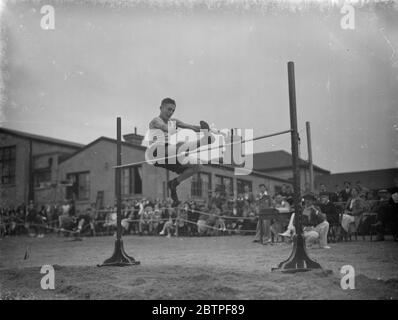 Sport à l'école Swanscombe . Le saut haut . 1938 Banque D'Images