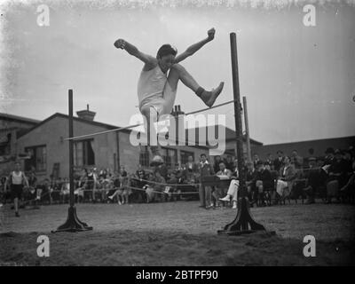 Sport à l'école Swanscombe . Le saut haut . 1938 Banque D'Images