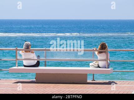 Las Palmas, Grande Canarie, Îles Canaries, Espagne. 27 mai 2020. Les habitants de la région se prélassent dans un soleil magnifique sur la plage de Las Palmas sur la Gran Canaria comme les îles Canaries, et de nombreuses autres régions d'Espagne, bénéficient de la levée des restrictions pendant la phase 2 de l'assouplissement du confinement. Avec 40% de la population des Canaries dépendant du tourisme pour l'emploi, il a été un soulagement pour beaucoup d'entendre que les touristes seront autorisés à visiter l'espagne, sans quarantaine, à partir de juillet. Alan Dawson/Alay Live News. Banque D'Images