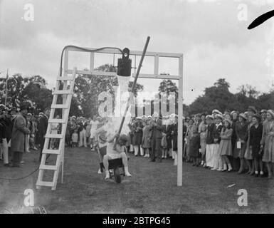 HMS Worcester sports . Les cadets du navire d'entraînement HMS Worcester , qui fait partie du Thames Nautical Training College de Greenhithe , Kent , inclinant le seau . 1939 Banque D'Images