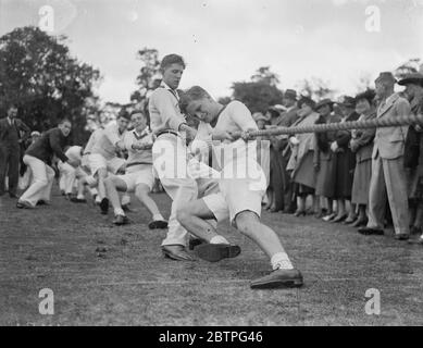 HMS Worcester sports . Les cadets du navire d'entraînement HMS Worcester , qui fait partie du Collège d'entraînement nautique de Thames à Greenhithe , Kent , se tirent durement pendant le remorqueur de la guerre . 1939 Banque D'Images