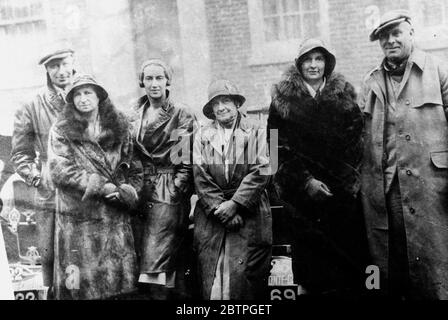 Overland de l'Australie . Les automobilistes australiens arrivent à Londres . Après avoir parcouru trois voitures Riley sur une distance de 12000 miles , un groupe de six automobilistes d'Australie , quatre femmes et deux hommes , est arrivé à Londres . De gauche à droite - M. R Beatson , Mlle Jean Robertson , Mlle P Richmond , Mme E Coldham , le chaperon . 30 janvier 1932 Banque D'Images