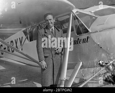 Héros de la Grande-Bretagne . Le sourire de Mollison . M. J A Mollison , l'aviateur écossais a établi trois nouveaux records avec son remarquable vol Atlantique depuis Portmarnock , Irlande . Il a été forcé de atterrir au Nouveau-Brunswick en raison de la pénurie de carburant et de la fatigue après trente heures de vol . Il est le premier vol solo est à ouest , le premier passage dans un avion léger , et le plus rapide de l'est à l'ouest . M. J A Mollison , héros de la Grande-Bretagne , une nouvelle photo prise à côté du concours du cœur avant de prendre son merveilleux vol Atlantique . 20 août 1932 Banque D'Images