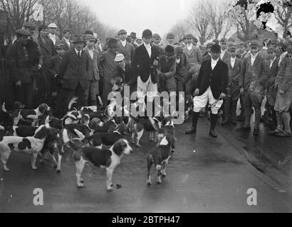 Eton College beagles . Les beagles du Collège Eton se sont réunis au Prince de Galles , Slough , leur première rencontre depuis le retour du pack du château d'Alnwick , Northumberland où ils ont été la chasse . Lord Hugh Percy est le Maître du pack Eton Beagles . L'Eton est en contact avec Lord Hugh Percy et les disciples au début de la course de Slough . 23 janvier 1932 Banque D'Images