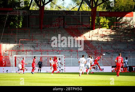 Les joueurs sont vus devant des stands vides lors du match de football allemand Bundesliga entre Union Berlin et Bayern Munich à Berlin, en Allemagne. Banque D'Images