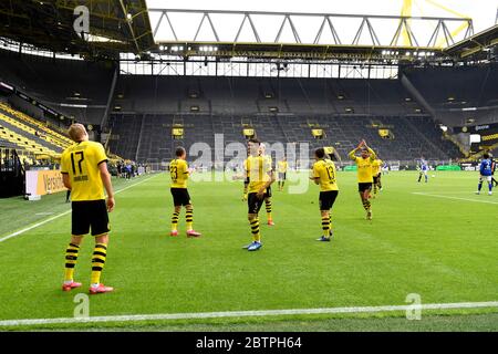 Erling Haaland, de Dortmund, célèbre après avoir obtenu le premier but lors du match de football allemand Bundesliga entre Borussia Dortmund et Schalke 04 à Dortmund, en Allemagne. Banque D'Images