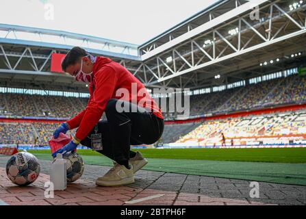 Les ballons de foot sont désinfectés lors du match de football Bundesliga entre Düsseldorf et Paderborn dans le Merkur Spiel-Arena, Düsseldorf, Allemagne, le samedi 16 mai 2020. La Bundesliga allemande devient la première ligue de football à reprendre après une suspension de deux mois en raison de la pandémie du coronavirus. Banque D'Images