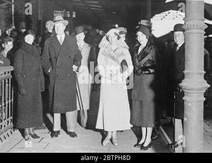 Mariage royal à Coburg . Le mariage du prince Gustavus Adolphus , fils du prince héritier de Suède et de la princesse Sybelle de Sax Coburg et Gotha a eu lieu au palais ducal des parents de la mariée à Coburg , en Allemagne . 20 octobre 1932 Banque D'Images