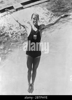 Un plongeur de détermination . Détermination écrite sur le visage de Frank Jurtz de l' Université de Californie du Sud , alors qu'il exécute une plongée de fantaisie au Westchester Country Club , Rye , New York . Jurtz est le champion de plongée australien et européen 1933 et trois fois titulaire du championnat de plongée de l'extrême-ouest . Il a également participé aux Jeux Olympiques de 1932 . 23 août 1933 Banque D'Images