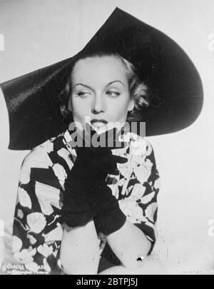 Millinery pétoncle . Carole Lombard , actrice de cinéma hollywoodienne , portant un nouveau chapeau dont l'une des caractéristiques est la coupe de la brime . 29 septembre 1934 Banque D'Images