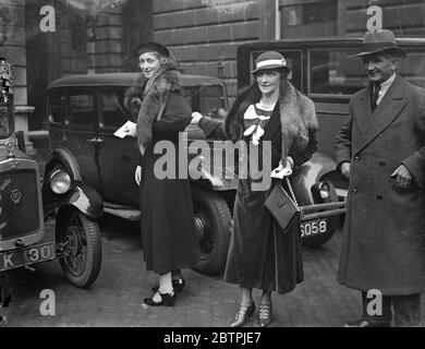 Vue privée de l'Académie royale. La vue privée de l'exposition de la Royal academy a eu lieu à la Burlington House , Piccadilly , Londres . Spectacles photo , Lady Astor arrivant pour la vue privée . 5 mai 1934 Banque D'Images