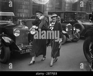 Vue privée de l'Académie royale. La vue privée de l'exposition de la Royal academy a eu lieu à la Burlington House , Piccadilly , Londres . Spectacles photo , Lady Astor arrivant pour la vue privée . 5 mai 1934 Banque D'Images