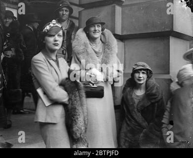 Vue privée de l'Académie royale. La vue privée de l'exposition de la Royal academy a eu lieu à la Burlington House , Piccadilly , Londres . Photos , Mlle Brooke , Mlle Zena Dara . ( Mme Maurice Brett ) et le Ranee de Sarawak arrivant à la Maison de Burlington . 5 mai 1934 Banque D'Images