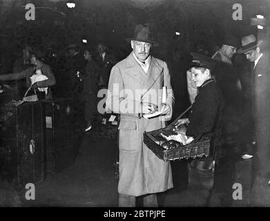 John Barrymore en Angleterre . M. John Barrymore , le célèbre acteur américain du cinéma , est arrivé à Southampton à bord du paquebot Berengaria . La photo montre M. John Barrymore signant un autographe à son arrivée à Southampton . 14 septembre 1934 Banque D'Images