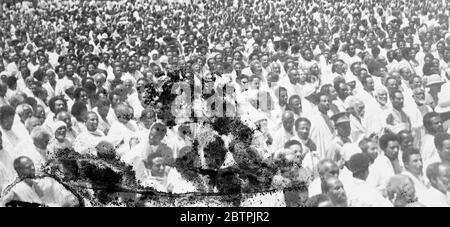 En attente de nouvelles . Une grande masse de personnes attendant une annonce de guerre à Addis-Abeba . Octobre 1935 Banque D'Images